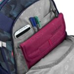 Vnitřní organizér v batohu MATE Cloudy Peach doplněný pouzdrem na tablet.