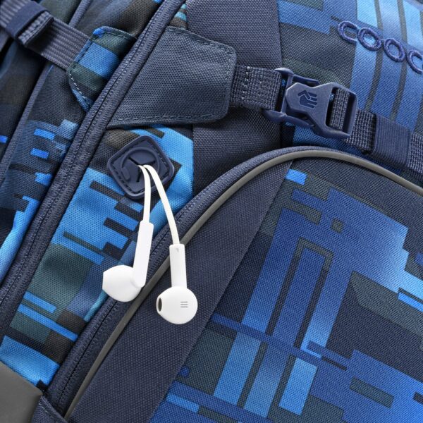 Na batohu MATE Deep Matrix je průchodka na sluchátka.