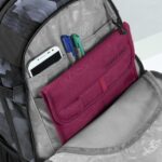 Vnitřní organizér v batohu MATE Grey Rocks doplněný pouzdrem na tablet.