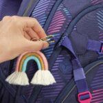 Přívěsek ze sady COLOUR UP na batohu MATE Indigo Illusion (není součástí).