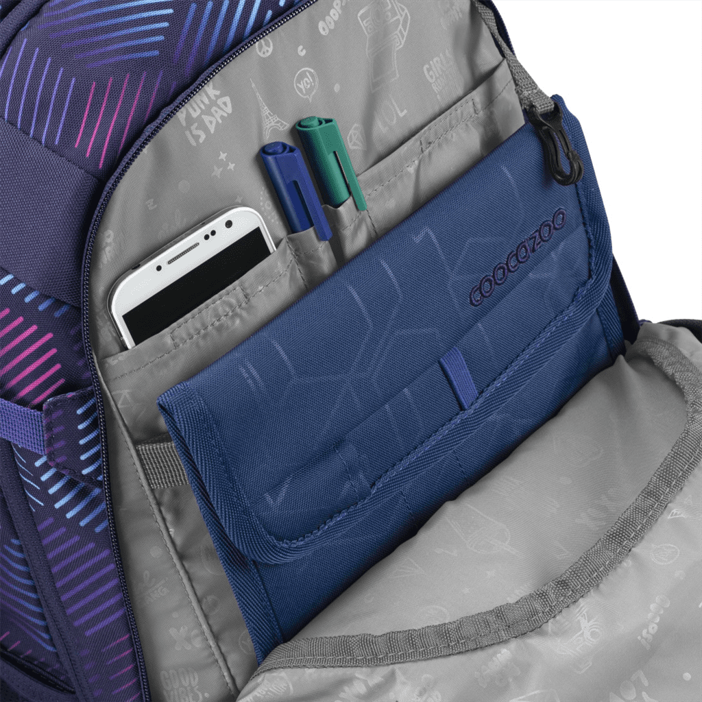 Vnitřní organizér v batohu MATE Indigo Illusion doplněný pouzdrem na tablet.