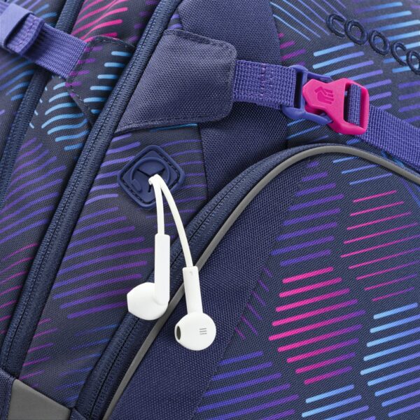 Na batohu MATE Indigo Illusion je průchodka na sluchátka.