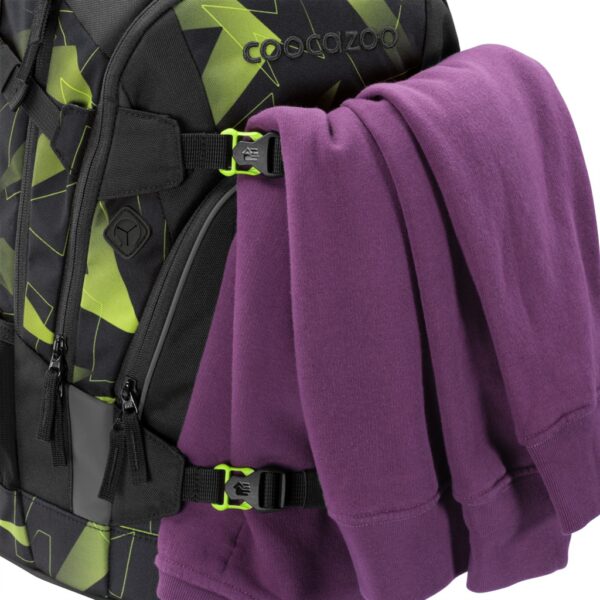 Na upevňovací pásky na batohu MATE Lime Flash lze upevnit skateboard, oblečení apod.