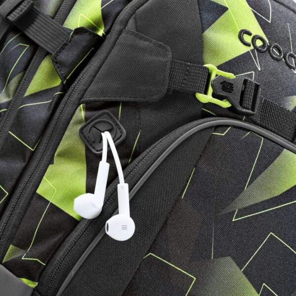 Na batohu MATE Lime Flash je průchodka na sluchátka.