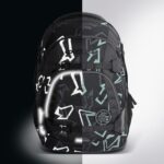 Motiv batohu Mate Reflective Graffiti je také reflexní. Zvyšuje tak viditelnost ve špatném počasí nebo v noci.