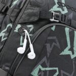 Na batohu MATE Reflective Graffiti je průchodka na sluchátka.