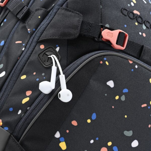 Na batohu MATE Sprinkled Candy je průchodka na sluchátka.