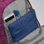 Vnitřní organizér v batohu PORTER Berry Bubbles doplněný pouzdrem na tablet.