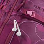 Na batohu PORTER Berry Bubbles je průchodka na sluchátka.