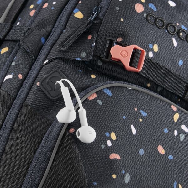 Na batohu PORTER Sprinkled Candy je průchodka na sluchátka.