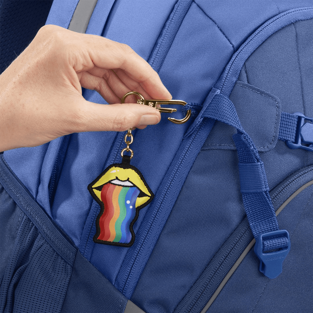 Přívěsek ze sady COLOUR UP na batohu MATE All Blue (není součástí).