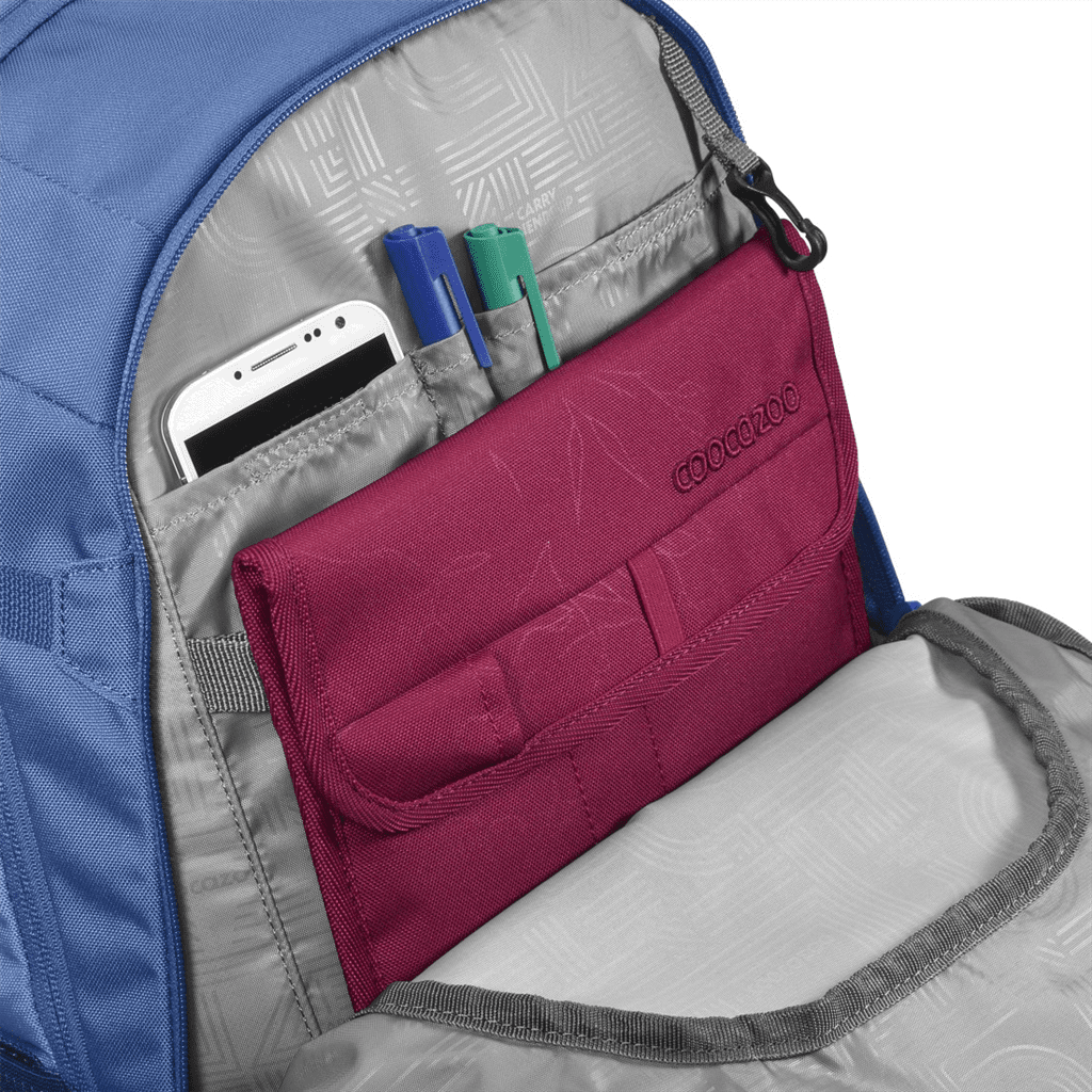 Vnitřní organizér v batohu MATE All Blue doplněný pouzdrem na tablet.