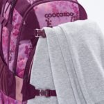 Na upevňovací pásky na batohu MATE Cherry Blossom lze upevnit skateboard, oblečení apod.