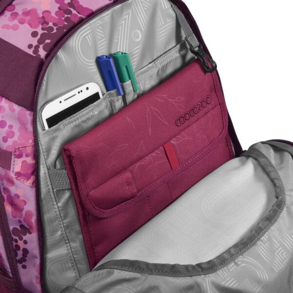 Vnitřní organizér v batohu MATE Cherry Blossom doplněný pouzdrem na tablet.