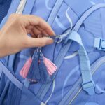 Přívěsek ze sady COLOUR UP na batohu MATE Cool Breeze (není součástí).