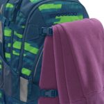 Na upevňovací pásky na batohu MATE Lime Stripe lze upevnit skateboard, oblečení apod.