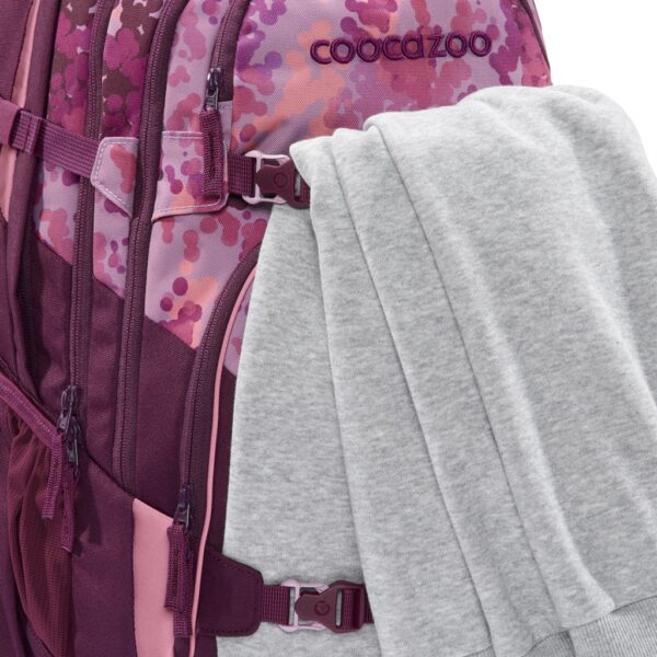 Na upevňovací pásky na batohu PORTER Cherry Blossom lze upevnit skateboard, oblečení apod.