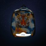 Reflexní prvky na zadní straně aktovky Baagl Shelly Tiger.