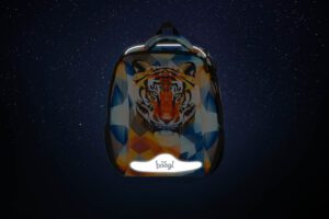 Reflexní prvky na zadní straně aktovky Baagl Shelly Tiger.