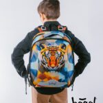 Aktovka Shelly Tiger správně nasazená na obou ramenou.