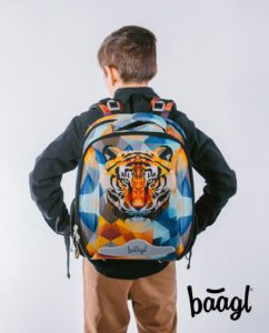 Aktovka Shelly Tiger správně nasazená na obou ramenou.