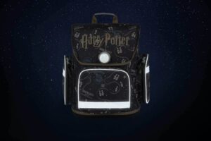 Reflexní prvky na zadní straně aktovky Baagl Ergo Harry Potter Pobertův plánek.