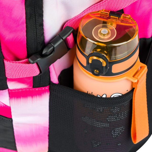 Boční kapsa batohu Skate Pink Stripes s lahví na pití.