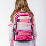 Správně nasazený batoh skate Pink Stripes na obou ramenou.