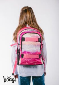 Správně nasazený batoh skate Pink Stripes na obou ramenou.
