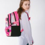 Správně nasazený batoh skate Pink Stripes na obou ramenou.