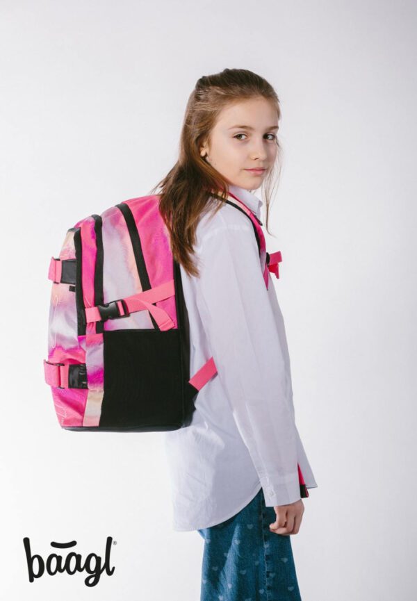Správně nasazený batoh skate Pink Stripes na obou ramenou.