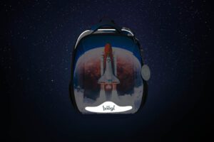 Reflexní prvky na zadní straně aktovky Baagl Shelly Space Shuttle.