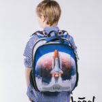 Aktovka Shelly Space Shuttle správně nasazená na obou ramenou.