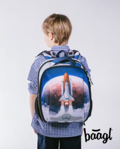 Aktovka Shelly Space Shuttle správně nasazená na obou ramenou.