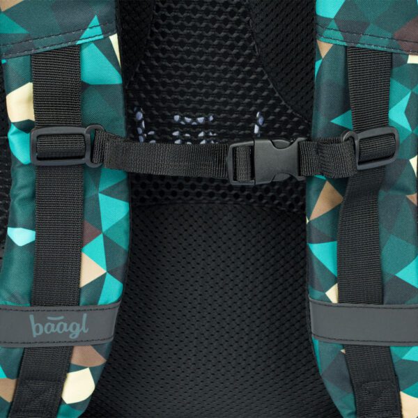 Ramenní popruhy batohu Skate Polygon s balančními popruhy a hrudní přezkou.