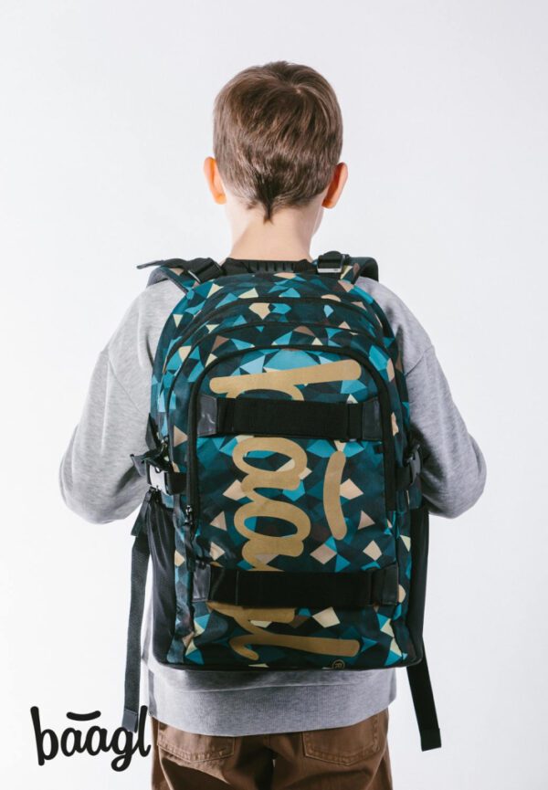 Správně nasazený batoh skate Polygon na obou ramenou.