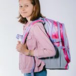 Školní batoh Baagl Core Painting správně nasazený na obou ramenu.