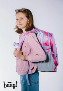 Školní batoh Baagl Core Painting správně nasazený na obou ramenu.
