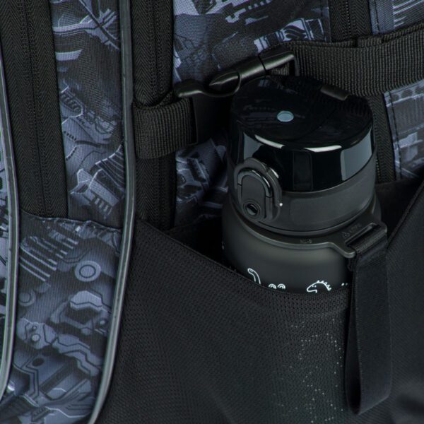 Boční kapsa batohu Core Technic s lahví na pití.