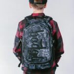 Školní batoh Baagl Core Technic správně nasazený na obou ramenu.
