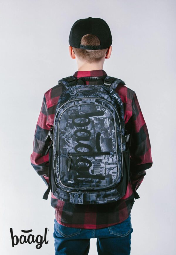 Školní batoh Baagl Core Technic správně nasazený na obou ramenu.