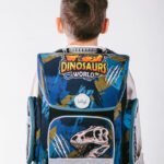 Školní aktovka Baagl Ergo Dinosaurs World správně nasazená na obou ramenou.