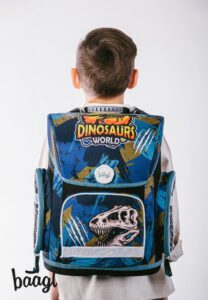 Školní aktovka Baagl Ergo Dinosaurs World správně nasazená na obou ramenou.