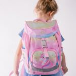 BAAGL Školní batoh Airy Rainbow Unicorn nasazený na obou ramenou