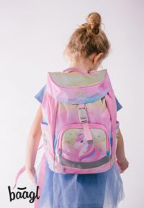 BAAGL Školní batoh Airy Rainbow Unicorn nasazený na obou ramenou