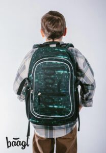 Školní batoh Baagl Core Numbers správně nasazený na obou ramenu.