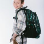 Školní batoh Baagl Core Numbers správně nasazený na obou ramenu.