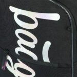 Výrazné logo na batohu Baagl Core Holo.