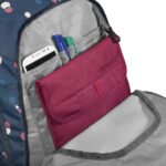 Vnitřní organizér v batohu MATE Bubble Dreams doplněný pouzdrem na tablet.