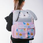 Aktovka Zippy Bunny správně nasazená na obou ramenou.